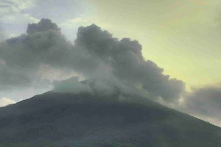 Visual Gunung Ile Lewotolok pada Rabu (3/4/2024)