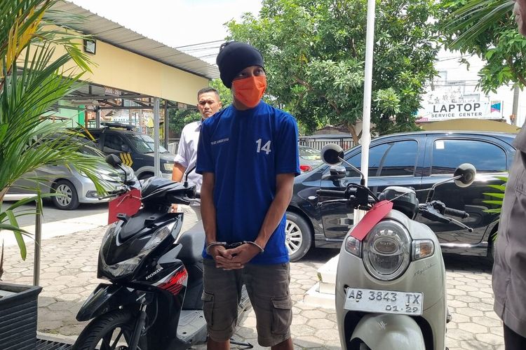 YA Pelaku pencurian sepeda motor saat dihadirkan di Mapolsek Banguntapan, Bantul, Selasa (2/12/2025)