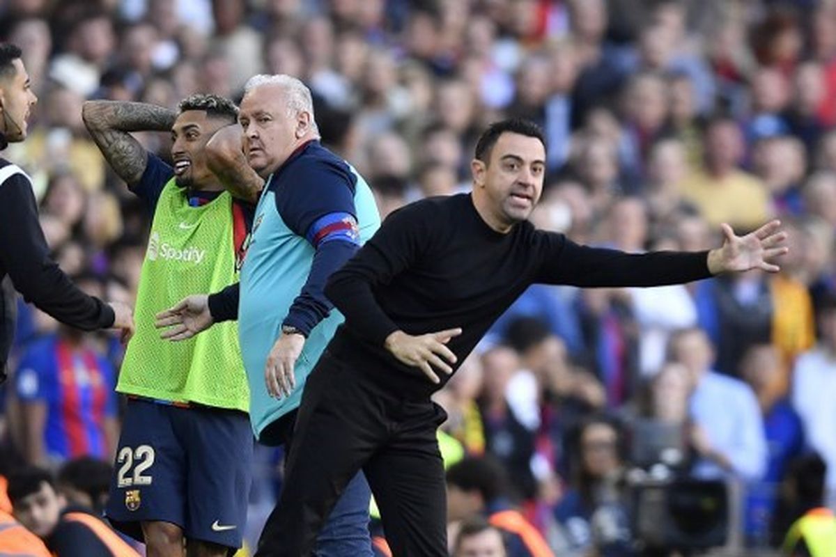 Pelatih Barcelona Xavi Hernandez memberikan arahan ke anak asuhnya pada laga pekan ke-15 Liga Spanyol 2022-2023 melawan Espanyol di Stadion Camp Nou, Sabtu (31/12/2022) malam WIB. Terkini, Xavi bersiap menyongsong duel Real Madrid vs Barcelona dalam ajang Piala Super Spanyol di Stadion King Fahd, Arab Saudi, Senin (16/1/2023) dini hari WIB.