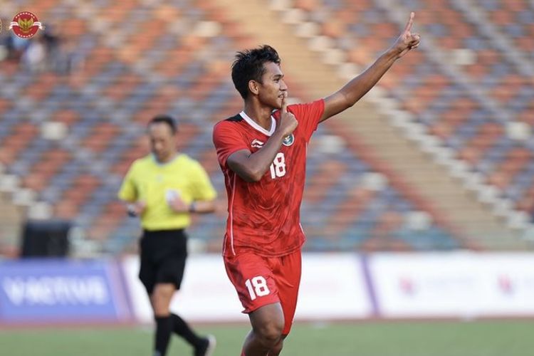 Pemain Timnas Indonesia Titan Agung selebrasi seusai menjebol gawang Myanmar saat pertandingan babak penyisihan Grup A SEA Games 2023 Kamboja yang berakhir dengan skor 5-0 di Olympic Stadium Phnom Penh Kamboja, Kamis (4/5/2023) sore WIB. 