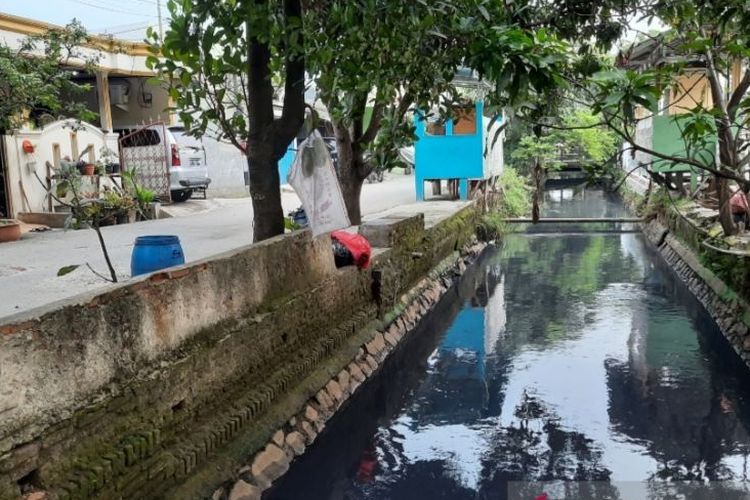 Aliran kali di kawasan Perumahan Bukit Tiara, Desa Pasir Jaya, Kecamatan Cikupa, Kabupaten Tangerang, Banten, diduga telah tercemar limbah industri.
