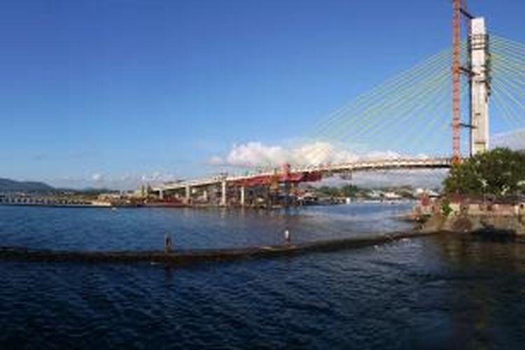 Jembatan Soerkarno Manado yang membentang sepanjang 1.127 meter dan menjadi tempat wisata baru bagi warga Manado.