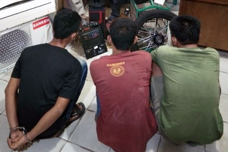 Tiga pelaku pembobolan yang kini ditahan di Mapolsek Tanjung Karang Timur. (FOTO: Dok. Polsek Tanjung Karang Timur)