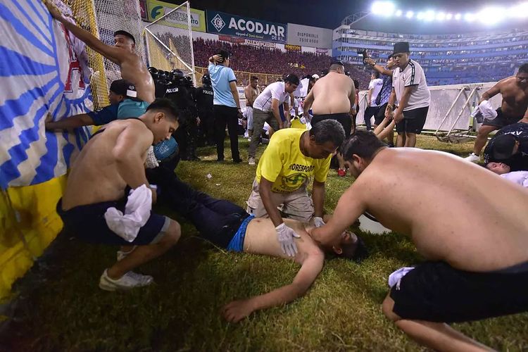 Korban kerusuhan suporter sepak bola terjadi di Stadion Cuscatlan, San Salvador, El Salvador pada Sabtu (20/5/2023) waktu setempat.