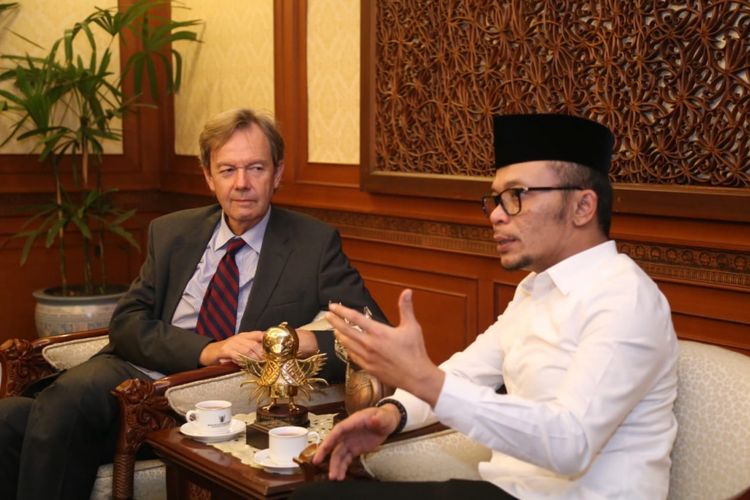 Menteri Ketenagakerjaan (Menaker) M. Hanif Dhakiri saat bertemu dengan Duta Besar Jerman untuk Indonesia Michael Freiherr von Ungern-Sternberg di Kantor Kemnaker, Selasa (14/8/2018). Dalam pertemuan tersebut, Indonesia-Jerman sepakat bekerja sama untuk mengembangkan pendidikan vokasi di Indonesia.