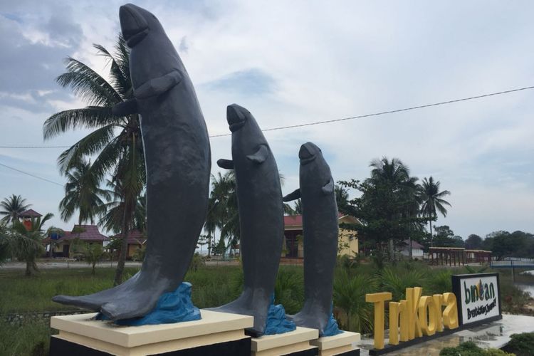 Patung dugong di pantai Trikora