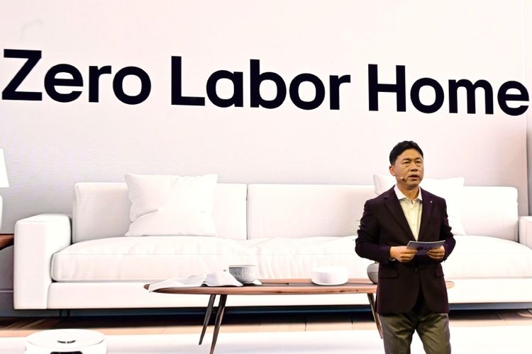CEO LG Lyu Jae-cheol memaparkan visi Zero Labor Home yang memanfaatkan teknologi kecerdasan buatan untuk mengambil alih tugas domestik harian penggunanya. Melalui pendekatan AI in Action, perangkat cerdas masa depan akan beroperasi sebagai satu sistem terpadu untuk menciptakan kualitas hidup yang lebih baik.