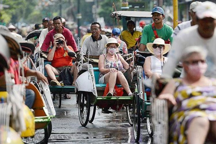 Wisatawan asing menaiki becak di Jalan Malioboro, Yogyakarta, Jumat (15/4/2016).