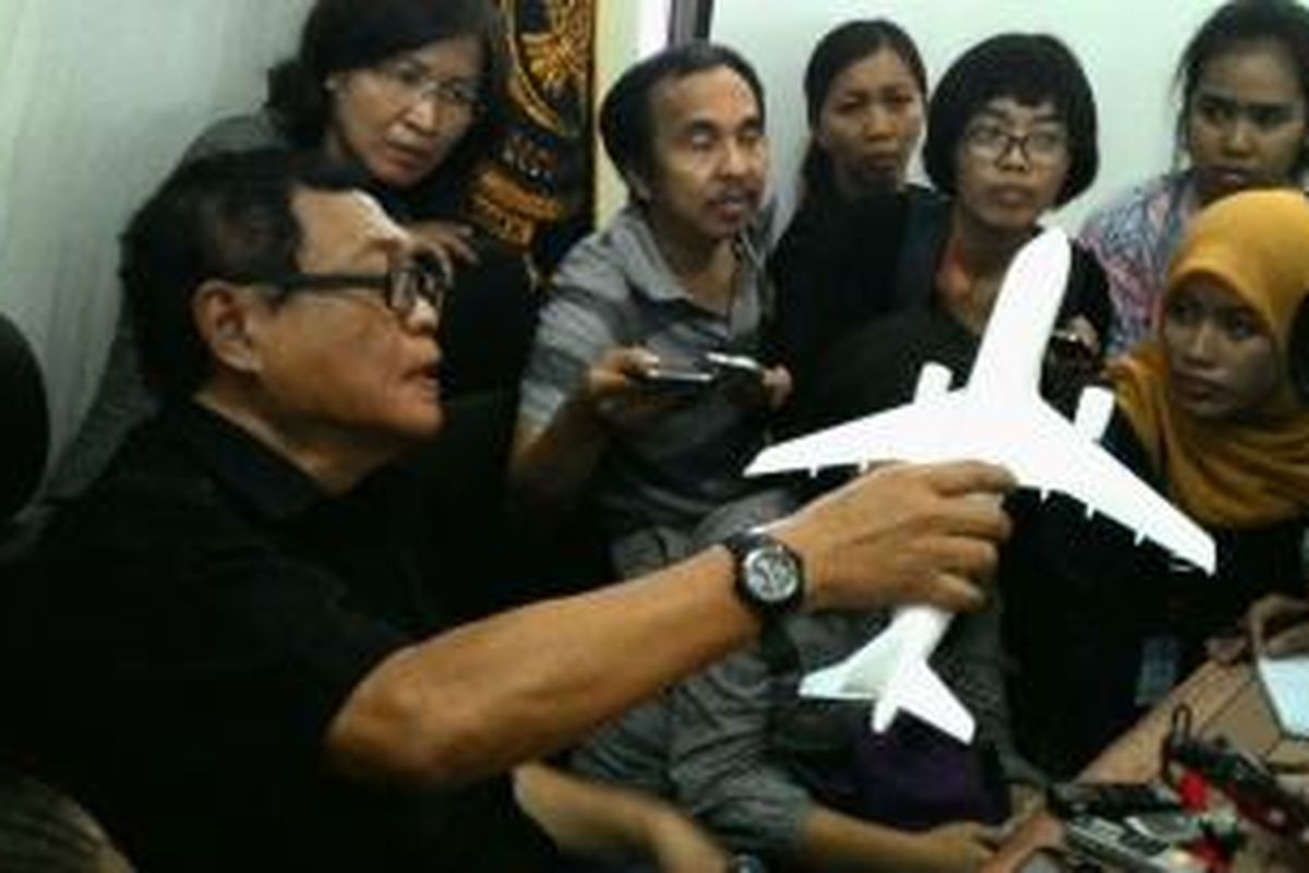 Ketua tim investigasi AirAsia QZ8501 Marjono Siswosuwarno saat mencontohkan posisi pesawat naik tak wajar di Kantor KNKT, Jakarta, Kamis (29/1/2015).

