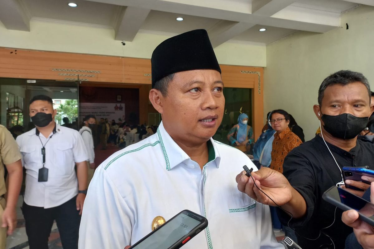 Wakil Gubernur Jawa Barat Uu Ruzhanul Ulum tengah memberikan keterangan kepada wartawan di Hotel Bumi Wiyata, Depok pada Senin (15/8/2022).