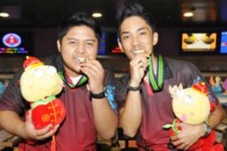 Tim boling Indonesia meraih satu medali emas dan satu perunggu pada hari kedua kejuaraan boling, Asian Youth Games 2013, yang berlangsung di SCAA Bowling Center, Hongkong, Rabu (11/9/2013). Medali emas diraih pasangan Billy Muhammad Islam dan Diwan Rezaldy Syahril.