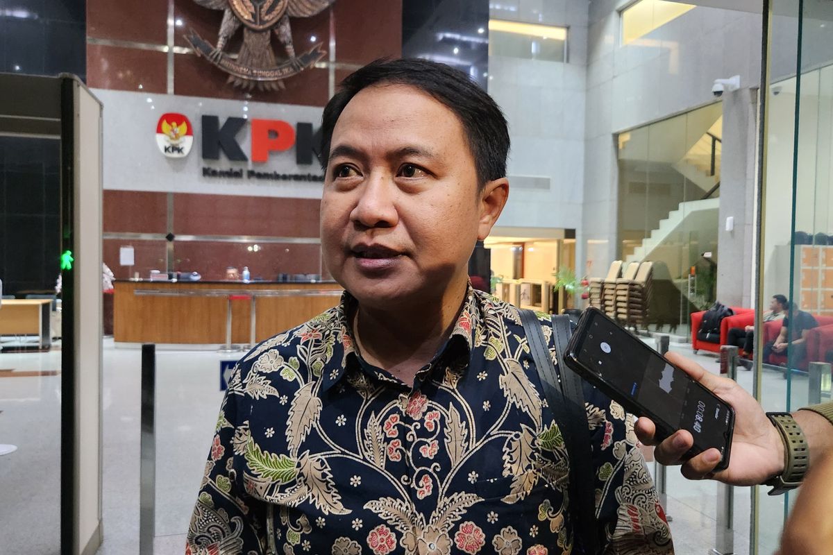 Direktur Jenderal Penyelenggaraan Haji dan Umrah Kementerian Agama (Dirjen PHU) Hilman Latief usai diperiksa KPK di Gedung Merah Putih, Jakarta, Kamis (18/9/2025).