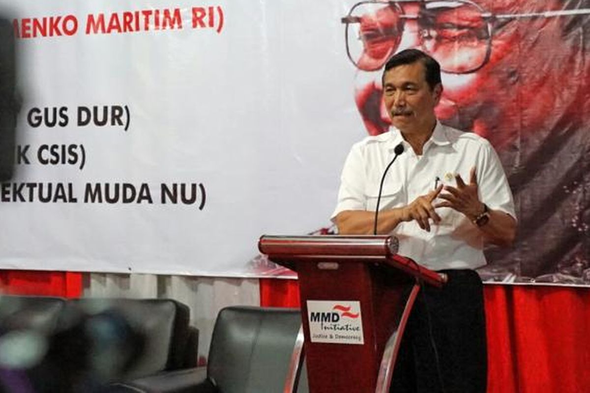 Mentero Koordinator bidang Kemaritiman Luhut Binsar Pandjaitan saat berbicara dalam acara saresehan mengenang tujuh tahun wafatnya Gus Dur di kantor MMD Initiative, Matraman, Jakarta Pusat, Rabu (11/1/2017).