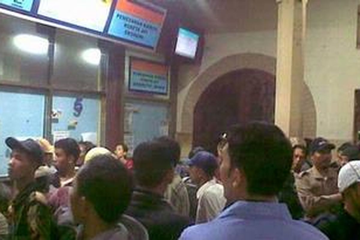 Ratusan calon penumpang masih menunggu dibukanya loket di Stasiun Jatinegara, Jakarta Timur, Rabu (8/9/2010).