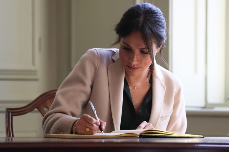 Meghan Markle diketahui mahir kaligrafi.