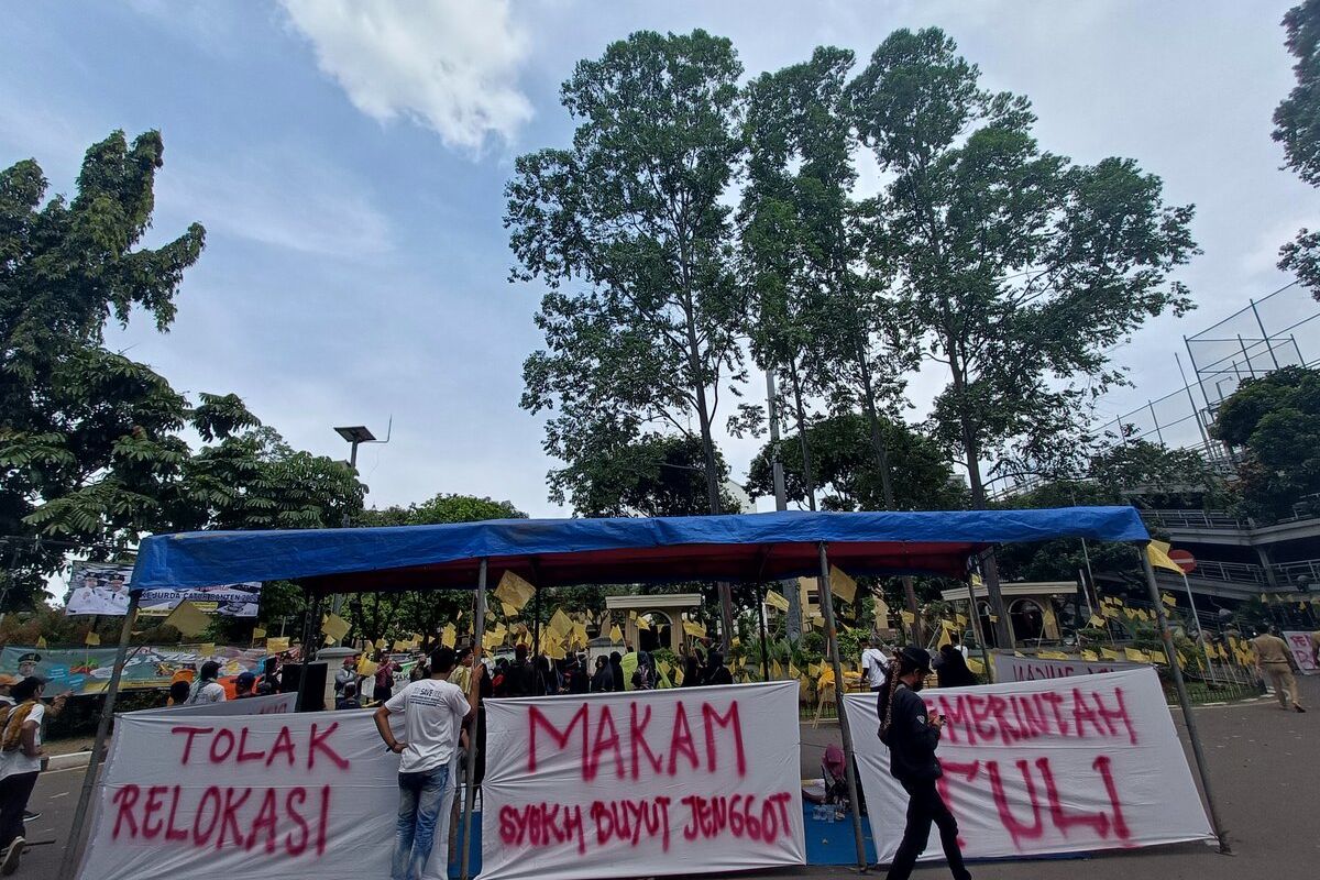 Dalam upaya menolak relokasi makam Syekh Buyut Jenggot atau Syekh Tubagus Rajasuta bin Sultan Ageng Tirtayasa, para demonstran melakukan aksi menebar ribuan bendera kuning dan puluhan replika pocong di depan gedung Pusat Pemerintahan Kota Tangerang, Senin (31/10/2022). Massa aksi juga akan menginap di sana selama lima hari ke depan.