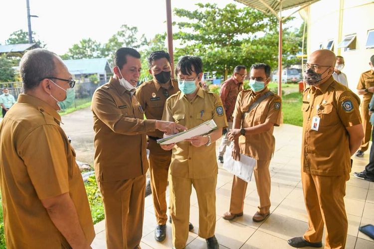 Gubernur Kepri Ansar Ahmad saat melakukan peninjauan Rumah Sakit (RS) Khusus Jiwa, di Tanjung Uban, Bintan, Kepri.