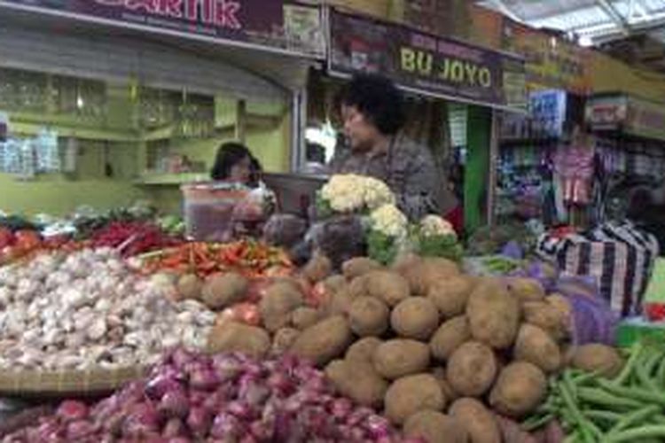 Aktivitas di los pedagang sayur dan bumbu di Pasar Bandarjo, Ungaran, Kabupaten Semarang, Jumat (10/6/2016). Harga sayur-mayur naik hingga 50 persen.
