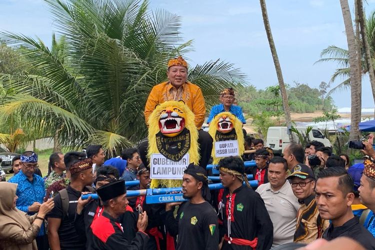 Gubernur Lampung Arinal Djunaidi saat menaiki Sisingaan di acara Lampung Sundanese Art Festival (LSAF) VII di Kabupaten Pesisir Barat, Jumat (21/7/2023).