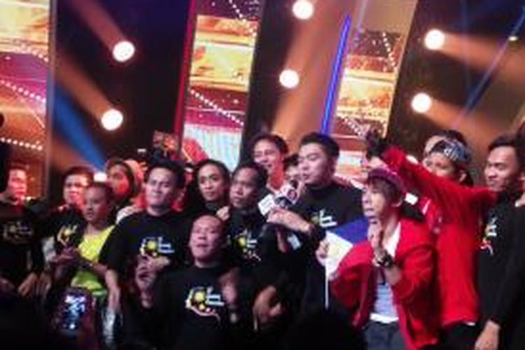 El Gamma Penumbra, pemenang  Asia's Got Talent 2015, merasakan keterangan mereka usai grand final di Marina Bay Sands, Singapura, Kamis (14/5/2015) malam.