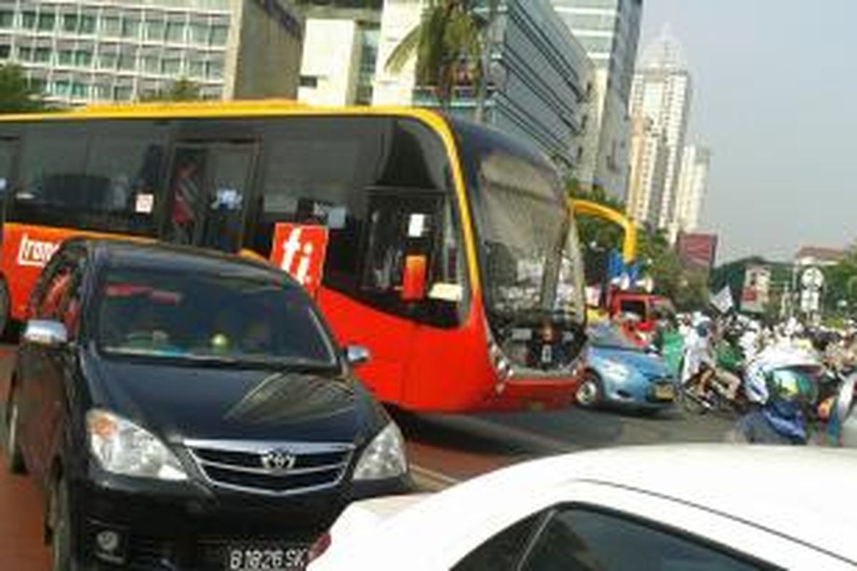 Arus lalu lintas di kawasan Bundaran Hotel Indonesia, Jakarta, tersendat akibat berkumpulnya massa Front Pembela Islam yang akan berjalan kaki menuju Balaikota Jakarta, Senin (10/11/2014).