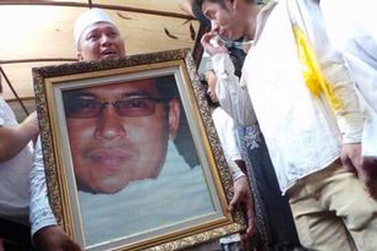 Suasana duka di kediaman Ustaz Jeffry Al Buchari di Jalan Narmada 3 , Rempoa, Bintaro, Tangerang Selatan, Jumat (26/4/2013).