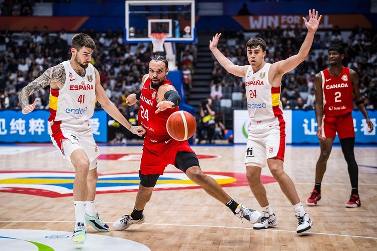Suasana saat laga timnas basket Kanada (merah) melawan Spanyol pada FIBA World Cup 2023 di Indonesia Arena, Senayan, Jakarta, Minggu (4/9/2023).