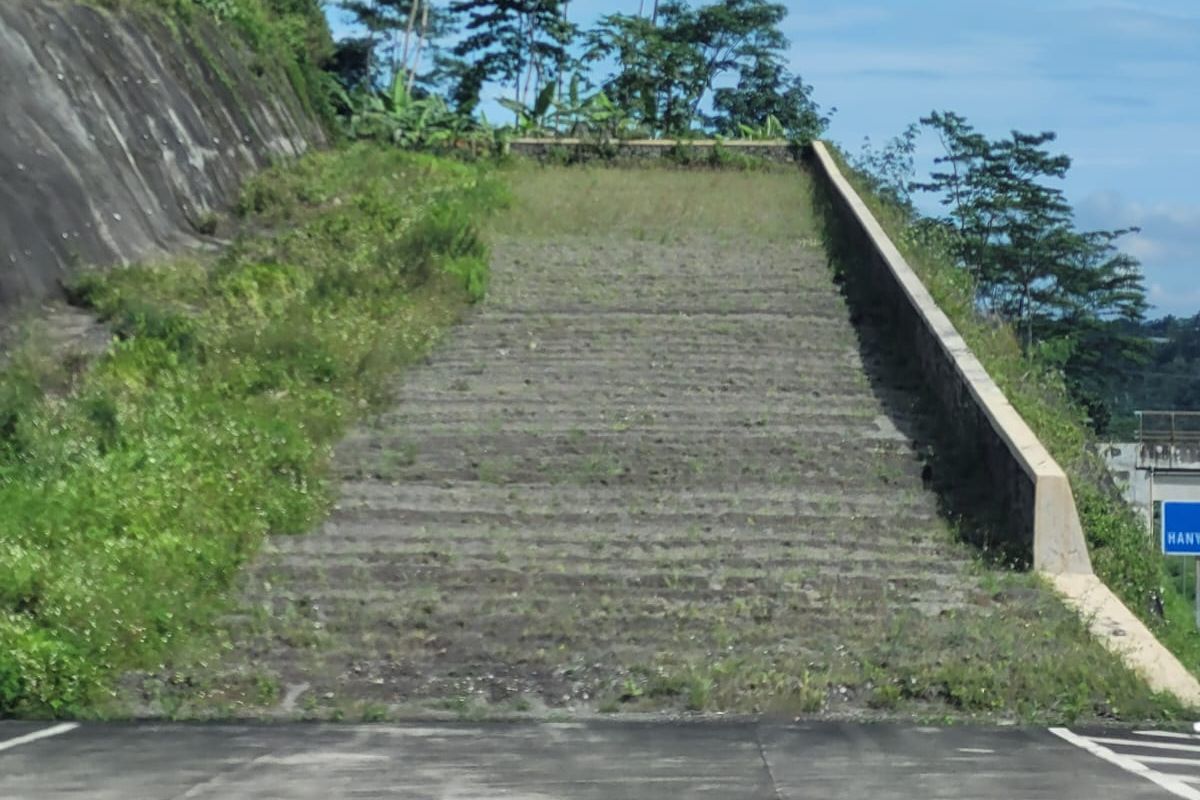 Lajur darurat di salah satu jalan tol di Indonesia yang kondisi bebatuan dan pasirnya sudah mengeras