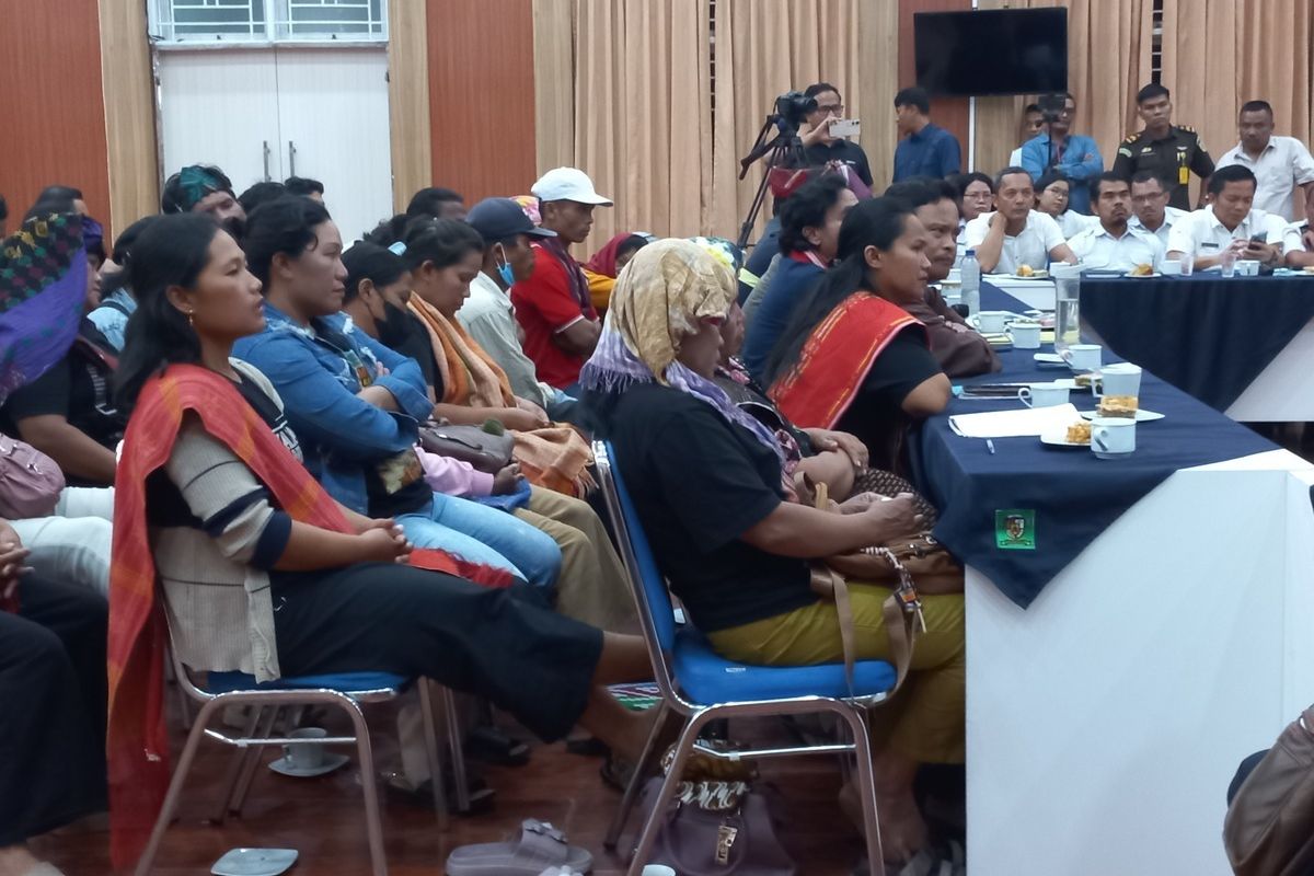 Foto: Nurinda Napitu (pakai ulos duduk di depan) duduk bersama warga yang tergabung dalam Lamtoras saat rapat bersama Forkopimda Simalungun dihadiri PT.TPL di Balai Harungguan Djabanten Damanik, Kantor Bupati Simalungun, Pematang Raya, Kabupaten Simalungun, Sumatera Utara, Rabu (24/9/2025).