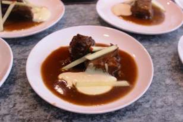 Stoofvlees Belgian Beef Stew yang merupakan masakan tradisional khas Belgia, menyerupai rendang yang ada di Indonesia.