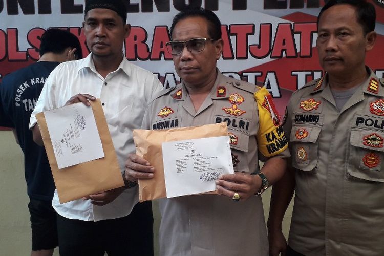 Kapolsek Kramat Jati, Jakarta Timur, Kompol Nurdin saat konferensi pers pengungkapan kasus pembobolan ATM di Condet, Selasa (14/5/2019).
