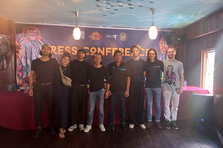 Foto: Founder Samosir Music International (SMI) Festival Henry Manik bersama musisi asal Austria salah satunya, Anna Buchegger, berfoto bersama usai temu pers di aula Sapadia Hotel, Pematang Siantar, Selasa 22 Agustus 2023.