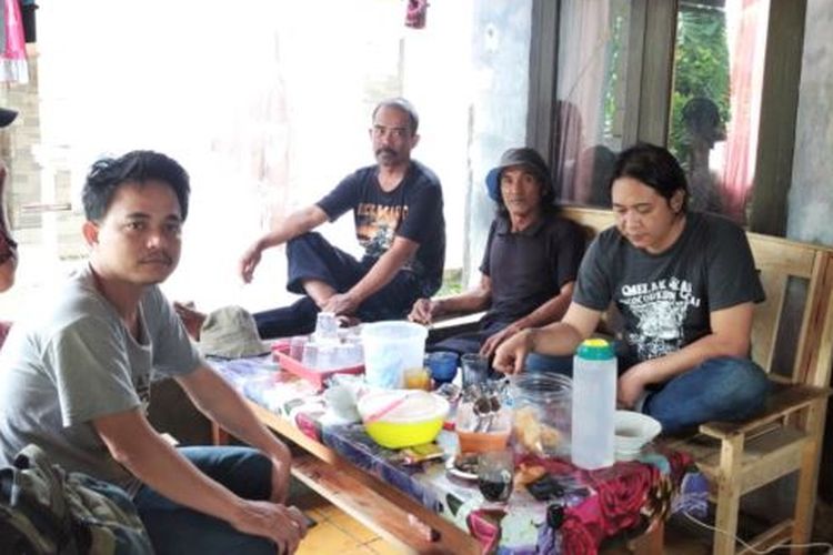 Sejumlah anggota Jatayu saat berbincang-bincang di warung di Desa Mekar Sari