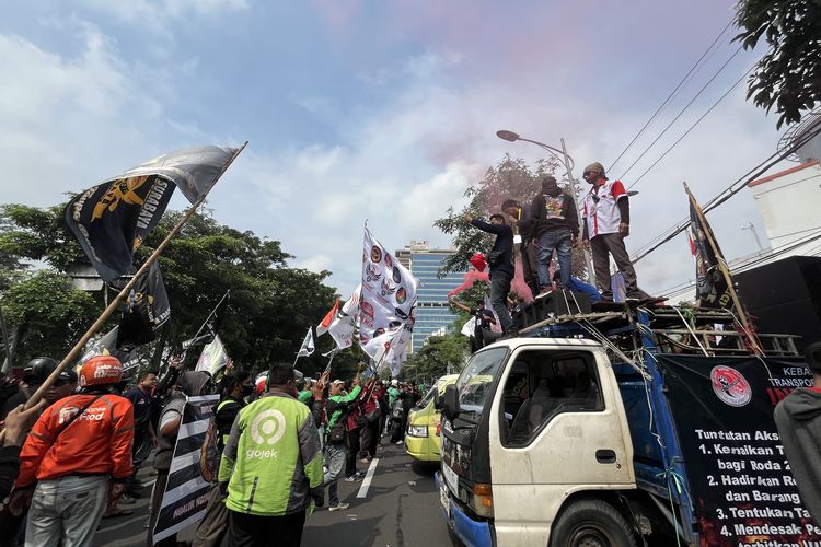 Situasi di depan Kantor Diskominfo Jatim, Surabaya yang dipenuhi demonstran ojol pada Selasa (20/5/2025).