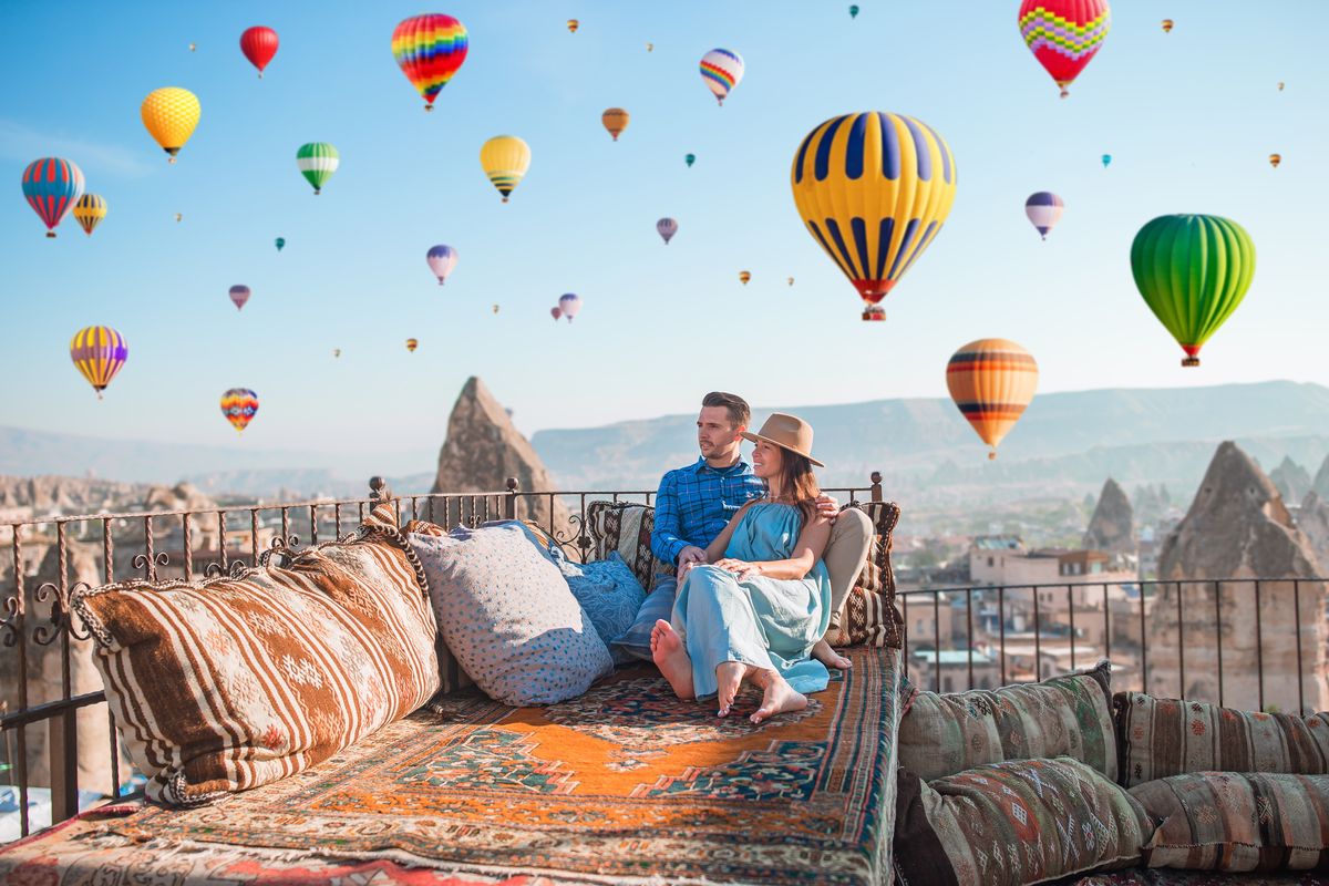 Ilustrasi pasangan pengantin bulan madu di Cappadocia, Turki.