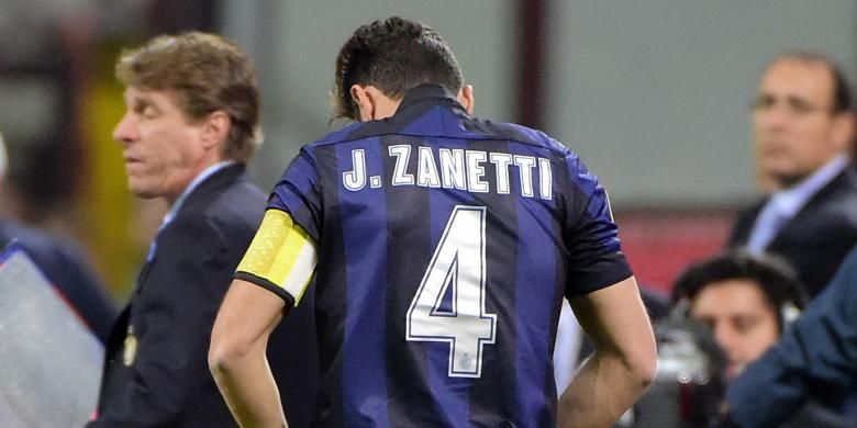Kapten Inter Milan Javier Zanetti mengenakan kostum khusus, pada laga terakhirnya di Giuseppe Meazza, yaitu laga Serie-A melawan Lazio, Sabtu (10/5/2014).