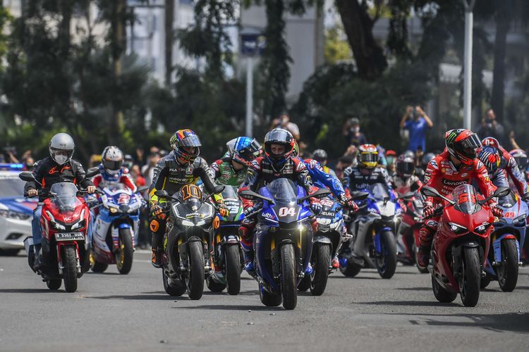 Pebalap MotoGP melakukan parade di kawasan Bundaran HI, Jakarta, Rabu (16/3/2022). Parade tersebut untuk memeriahkan pagelaran MotoGP seri kedua Pertamina Grand Prix of Indonesia di Pertamina Mandalika International Street Circuit pada 18 - 20 Maret 2022.