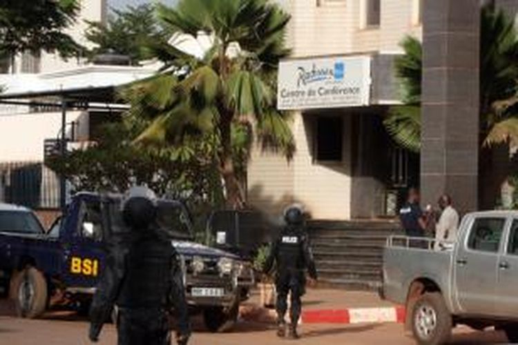 Polisi Mali berjaga-jaga di luar Hotel Radisson Blu di Bamako, Mali setelah drama penyanderaan oleh kelompok radikal berakhir, Jumat (20/11/2015).