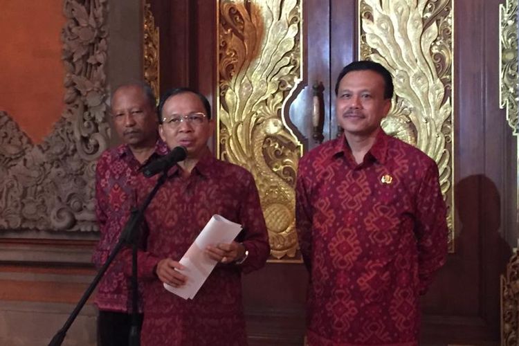 Gubernur Bali, I Wayan Koster saat konferensi pers saol TPA Suwung, di Denpasar, Selasa (29/10/2019) malam.
