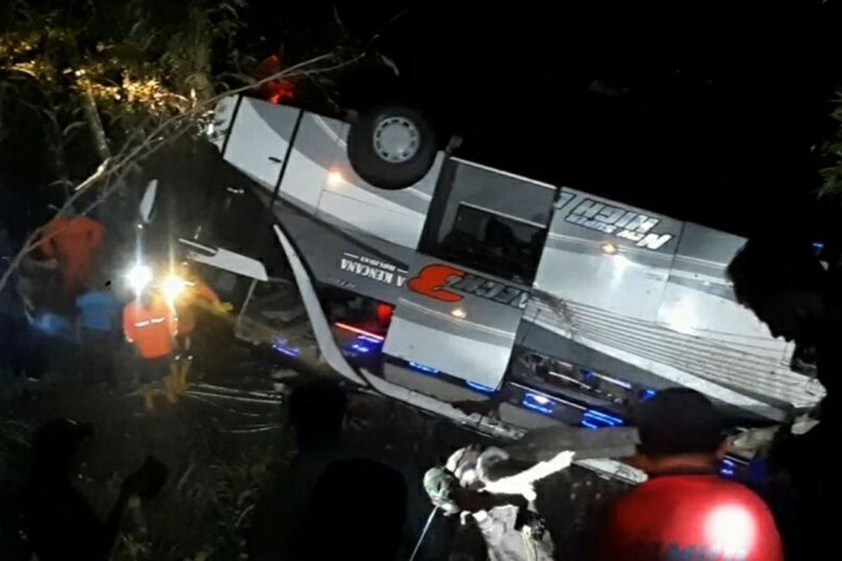 Bus peziarah asal Subang terbalik 180 derajat di Jalan Raya Sumedang-Malangbong, tepatnya di Tanjakan Cae, Wado, Sumedang, Jawa Barat, Rabu (10/3/2021) malam. 