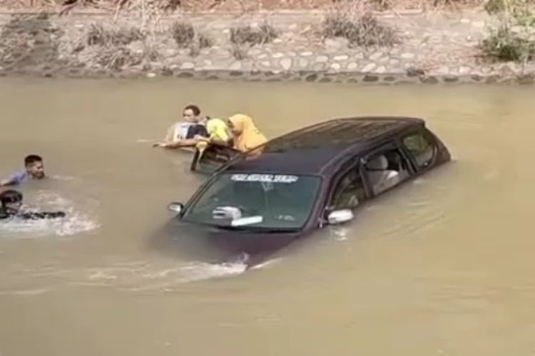 Sebuah mobil rombongan guru terjungkal ke sungai, di Kelurahan Noling, Kecamatan Bua Ponrang, Kabupaten Luwu, Sulawesi Selatan, pada Senin (13/6/2022) siang.