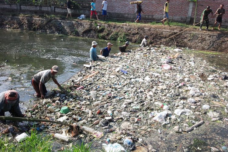 Sampah yang mengotori sungai Ledeng dibersihkan warga setempat, Minggu (10/11/2019) pagi. Sungai Ledeng berada di Dusun Sememi, Desa Modopuro, Kecamatan, Kabupaten Mojokerto, Jawa Timur.