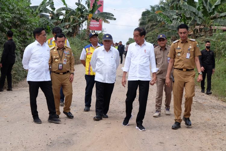 Kunjungan Presiden Joko Widodo ke Kabupaten Muaro Jambi meninjau jalan rusak di Desa Sungai Gelam dan pelabuhan Talang Duku, pada Selasa (16/5/2023. Dokumentasi Kominfo Muaro Jambi.