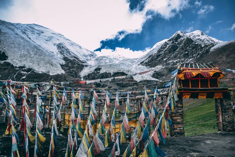 Es di pegunungan Tibet yang mencair mengeluarkan virus purba yang mengancam manusia.