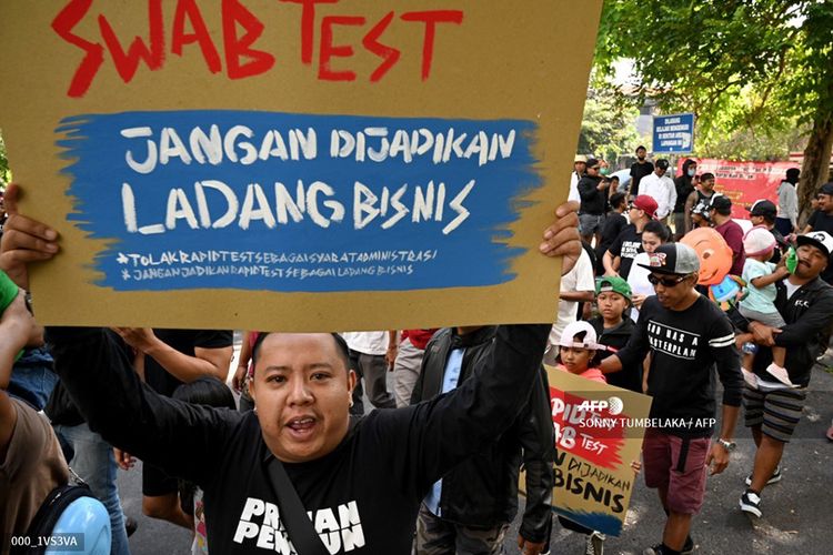 Massa pengunjuk rasa menggelar aksi menolak rapid test dan swab test Covid-19 di Denpasar, Bali, Minggu (26/7/2020). Para pengunjuk rasa yang menamakan diri Masyarakat Nusantara Sehat (Manusa) tersebut mendesak Pemerintah Provinsi Bali untuk menghapus rapid test dan swab test Covid-19 sebagai syarat administrasi adaptasi kebiasaan baru dan syarat perjalanan karena dinilai mempersulit rakyat.