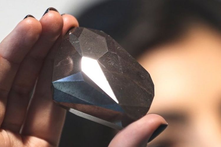Berlian hitam yang disebut Enigma ini disebut berasal dari luar angkasa. Berlian terbesar menurut Guinness World Record pada 2006, diperkirakan berusia miliaran tahun lalu.