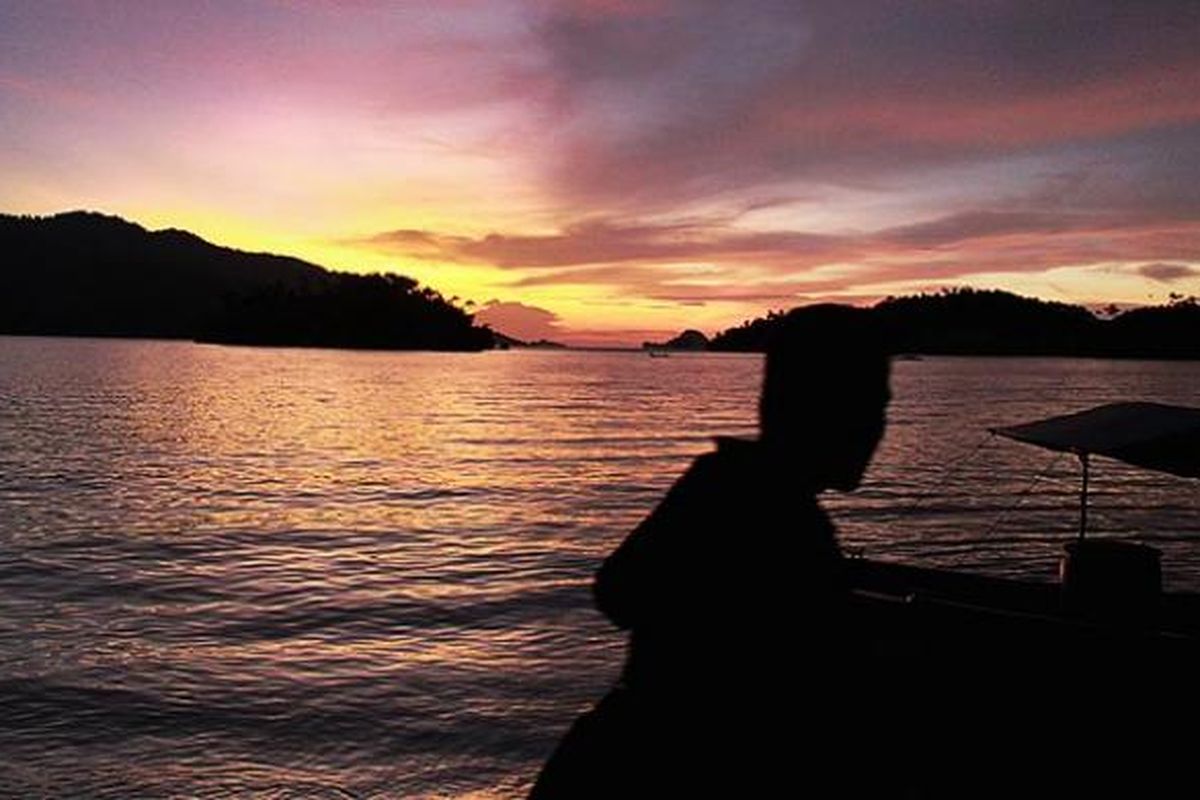 Senja di pantai Pulau Triton, Kabupaten Kaimana, Papua Barat, beberapa waktu lalu. Pulau ini merupakan bagian kawasan konservasi laut Kabupaten Kaimana yang kaya keanekaragaman hayati bawah laut dengan jajaran bukit karst berhias lukisan dinding kuno di sekitarnya.