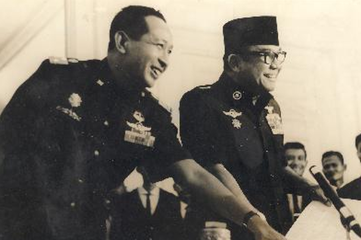 Soeharto (kiri) dan Soekarno (kanan)
