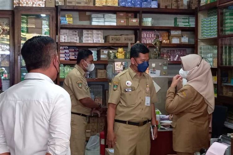 Pemerintah Kota (Pemkot) Solo, seusai melakukan inspeksi mendadak (sidak) di toko-toko obat atau apotek hingga klinik Kota Solo, menyusul Badan Pengawas Obat dan Makanan (BPOM) menemukan lima produk obat sirup dengan cemaran etilen glikol (EG) melebihi ambang batas aman, Senin (24/10/2022).