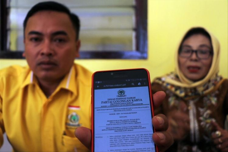 Lili Eliyah bersama Agung Supirno menunjukan Surat Keputusan DPD Partai Golkar Provinsi Jawa Barat tentang penunjukan Lili Eliyah sebagai Ketua PLT Partai Golkar DPD Kota Cirebon, Minggu (7/7/2019) petang. 